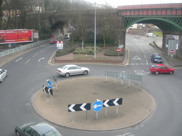 File:Luton Arches (1) - geograph.org.uk - 140754.jpg