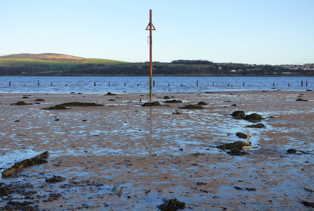 File:Measured Mile post in the Clyde at Parklea - geograph.org.uk - 5255225.jpg