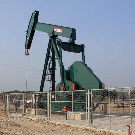 Archivo:Oil well in Belize.jpg