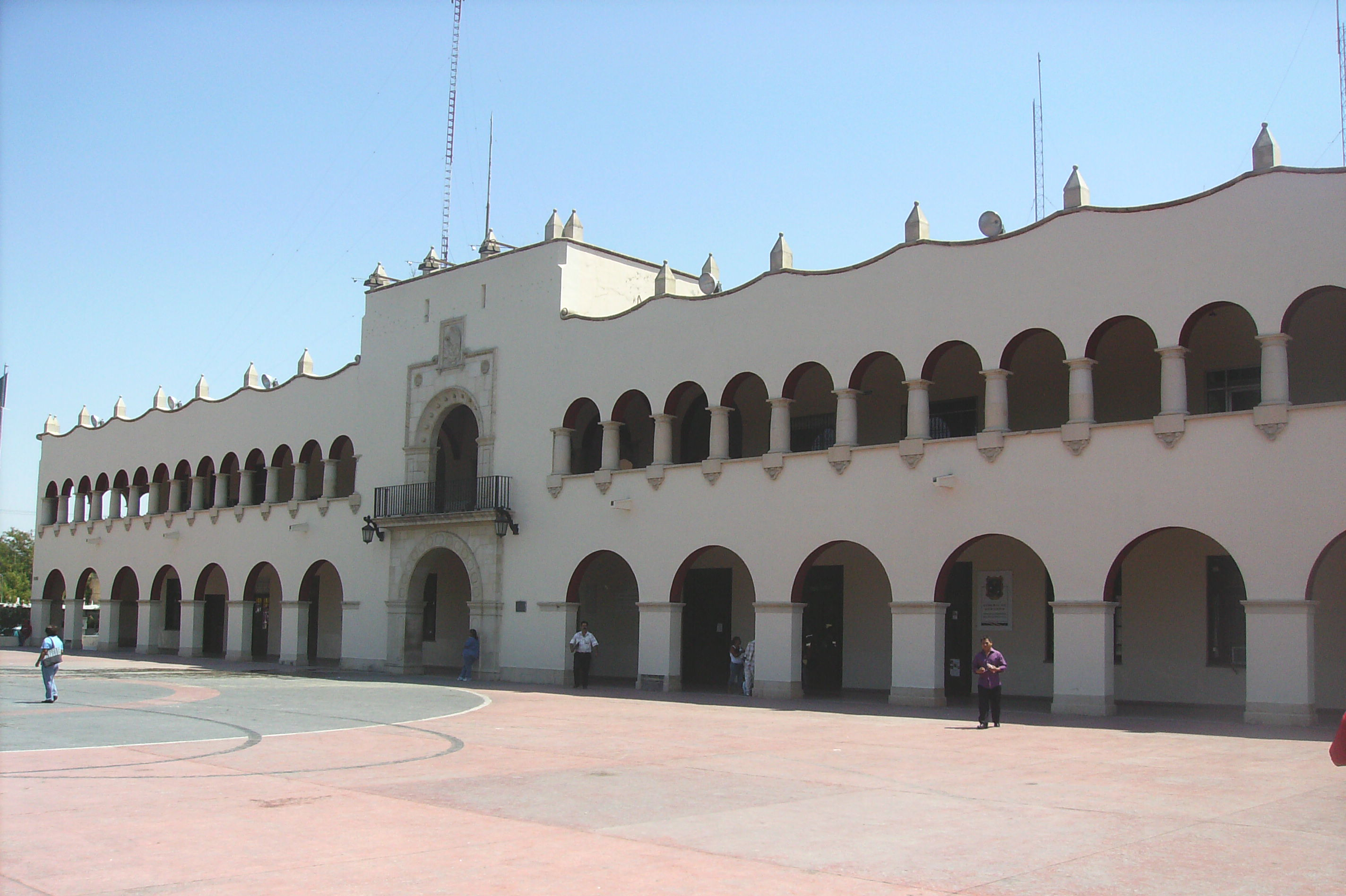 File:Pastor Inglés en Parque España, Ciudad de México.jpg - Wikimedia  Commons