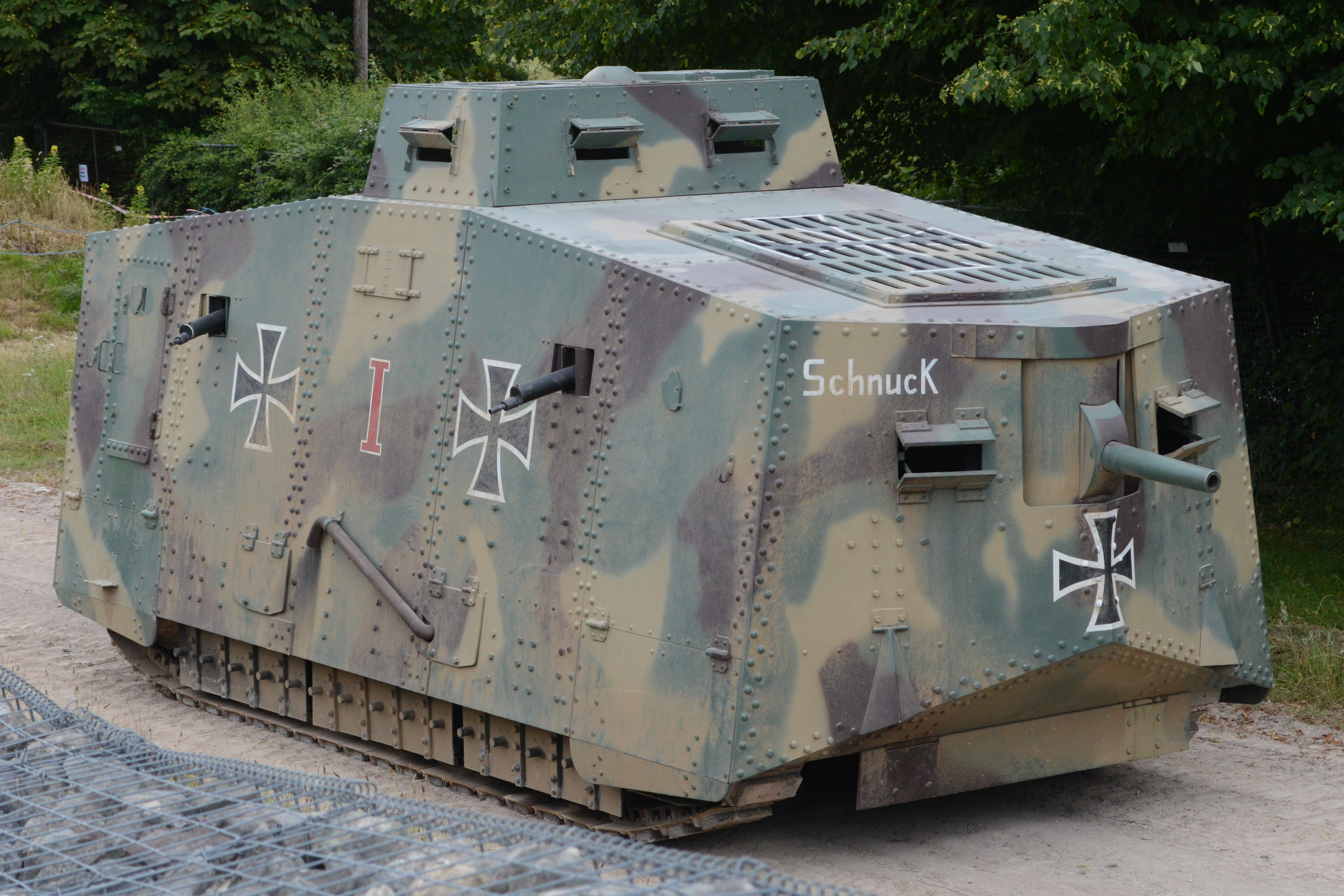 Первые танки германии. Немецкий танк первой мировой войны a7v. Немецкий танк первой мировой а7v. Sturmpanzerwagen a7v. Тяжелый танк a7v.