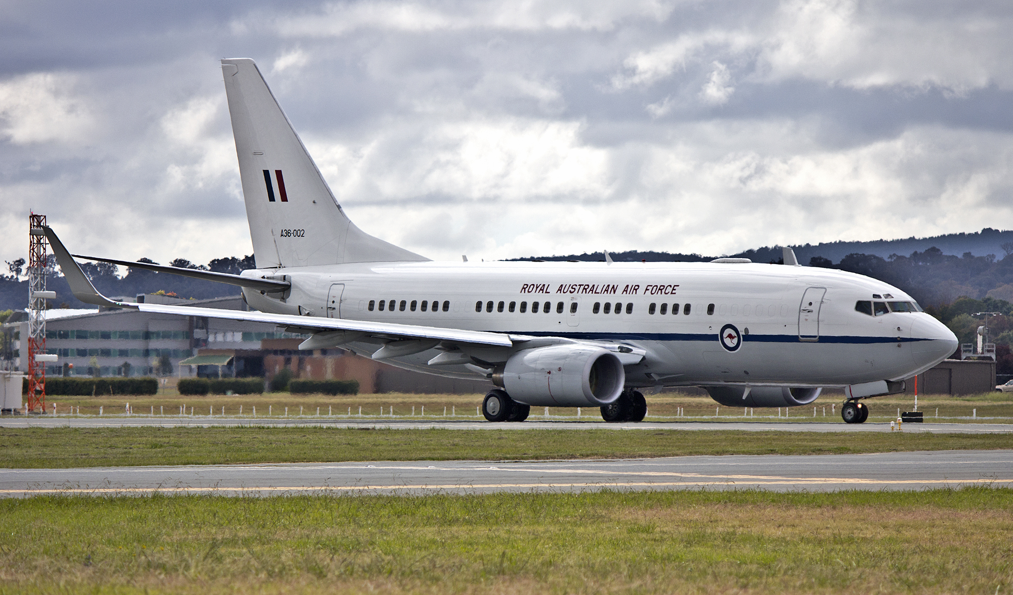 Legende bunke Præferencebehandling File:Royal Australian Air Force (A36-002) Boeing 737-7DF BBJ on the main  runway at the Canberra Airport.jpg - Wikimedia Commons
