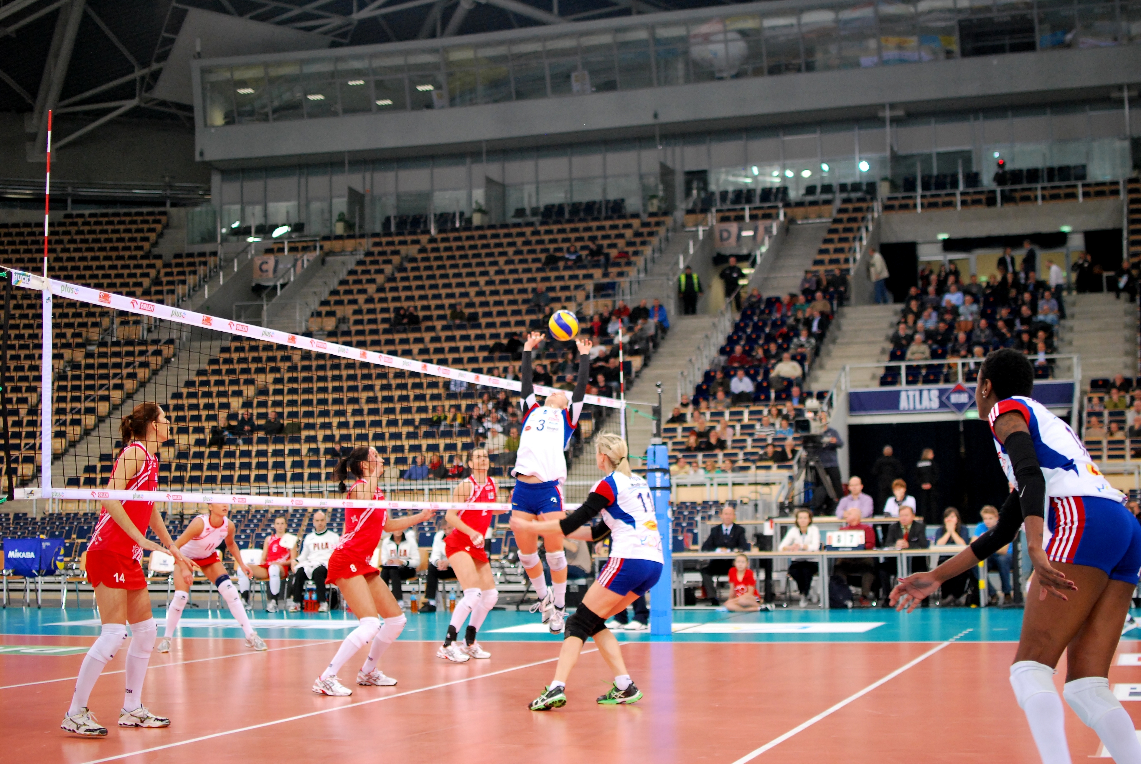 File:Setting the ball during volleyball match.jpg ...