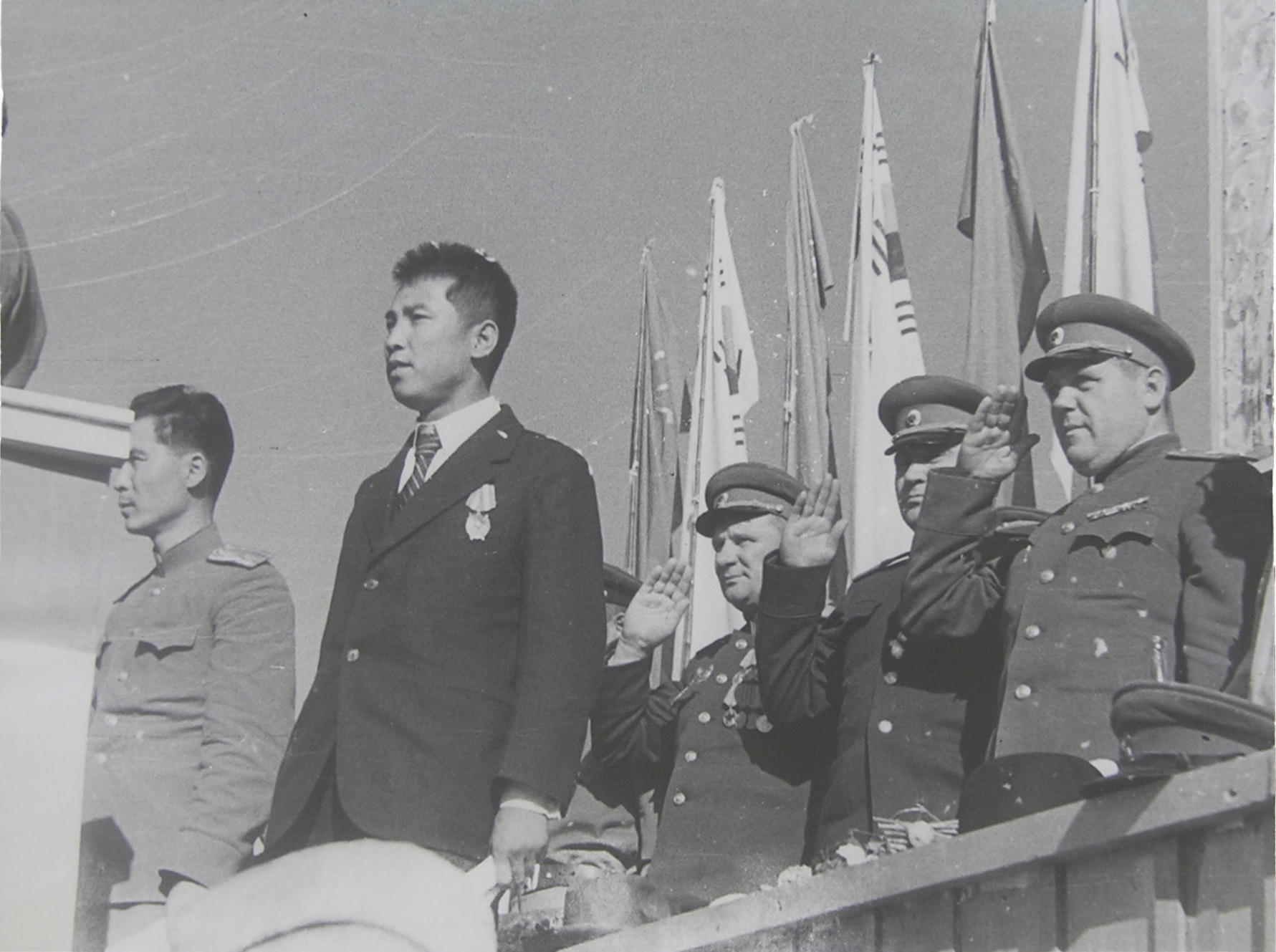 ファイル:Soviet military advisers attending North Korean mass