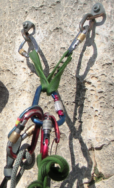 У скалолаза есть веревка длиной 1. Закладные элементы альпинизм. Страховка альпинизм. Станция (альпинизм). Оттяжка альпинистская.