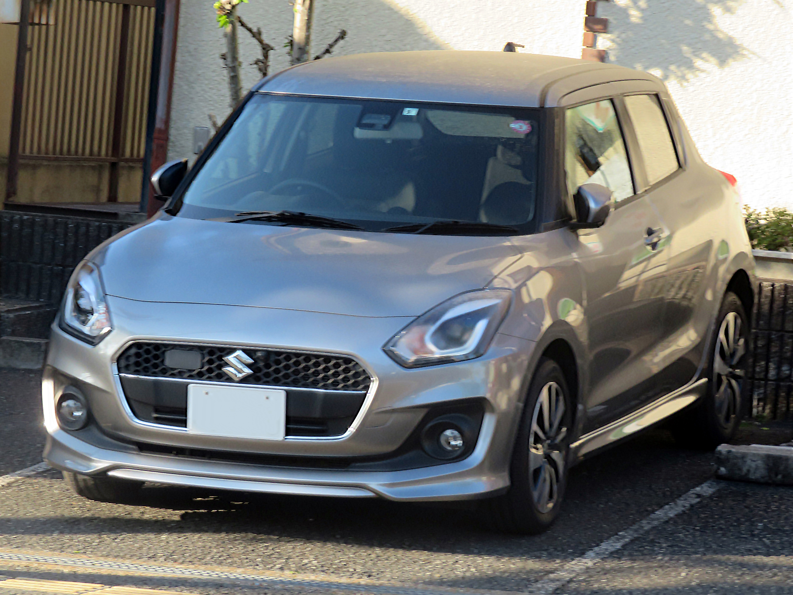 ファイル:Suzuki SWIFT XR Limited (DBA-ZC83S-VBGE-SJM) front.jpg