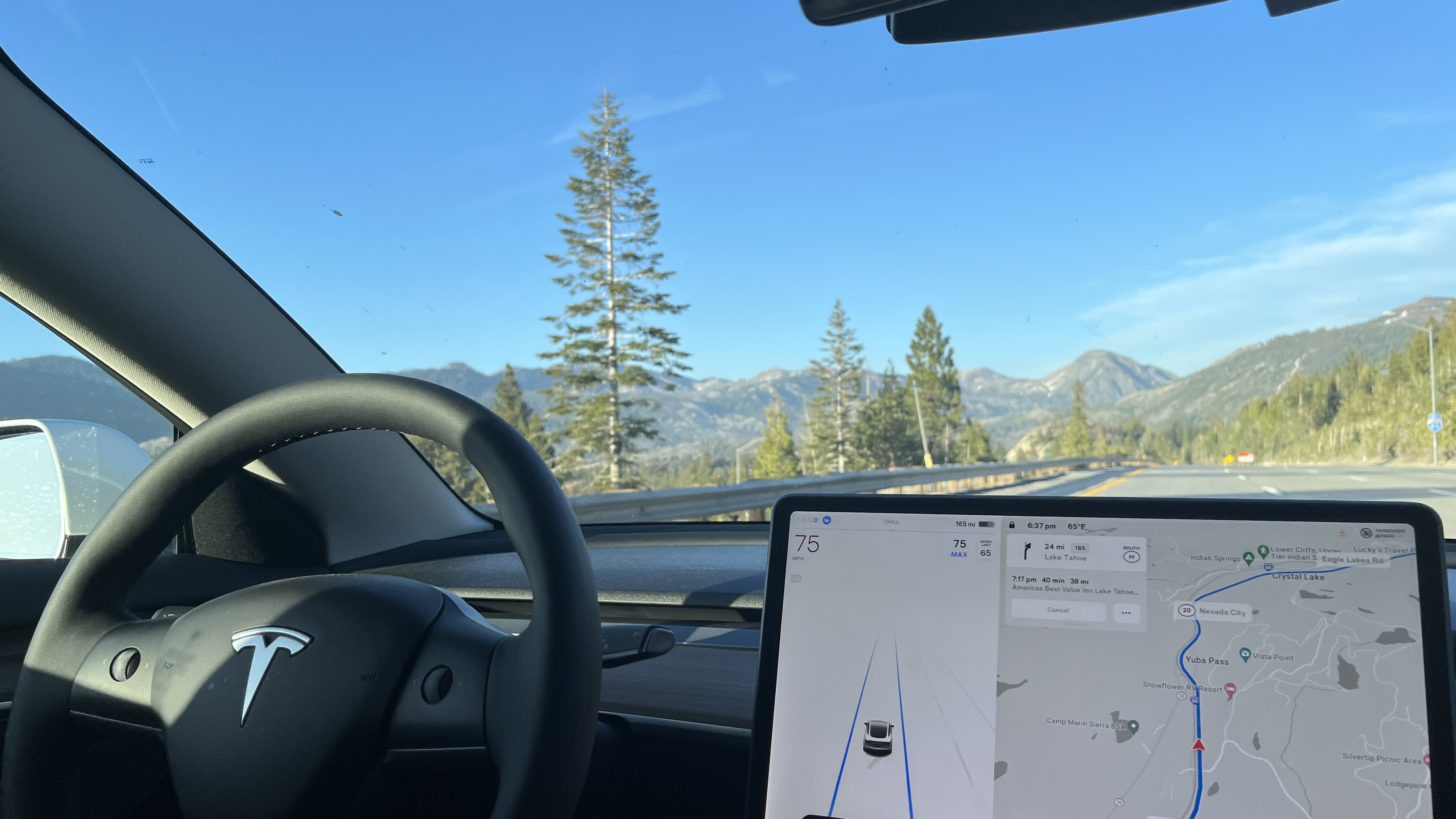 https://upload.wikimedia.org/wikipedia/commons/d/d6/Tesla_Autopilot_engaged_on_I-80_near_Lake_Tahoe.jpg