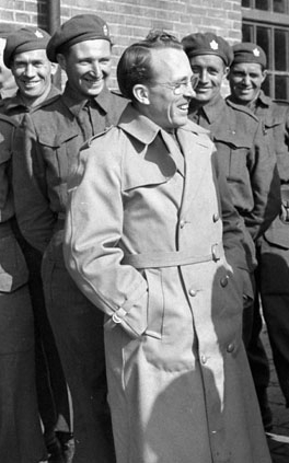 La Hon. T.C. Douglas, Premiero de Saskaĉevano, kun Soldato P. Campbell de la Saskatuna Malpezinfanterio, Barneveld, Nederlando, la 29-a de aprilo 1945