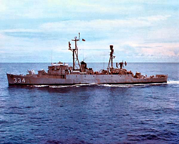 USS_Forster_%28DER-334%29_underway_at_sea_in_1966.jpg