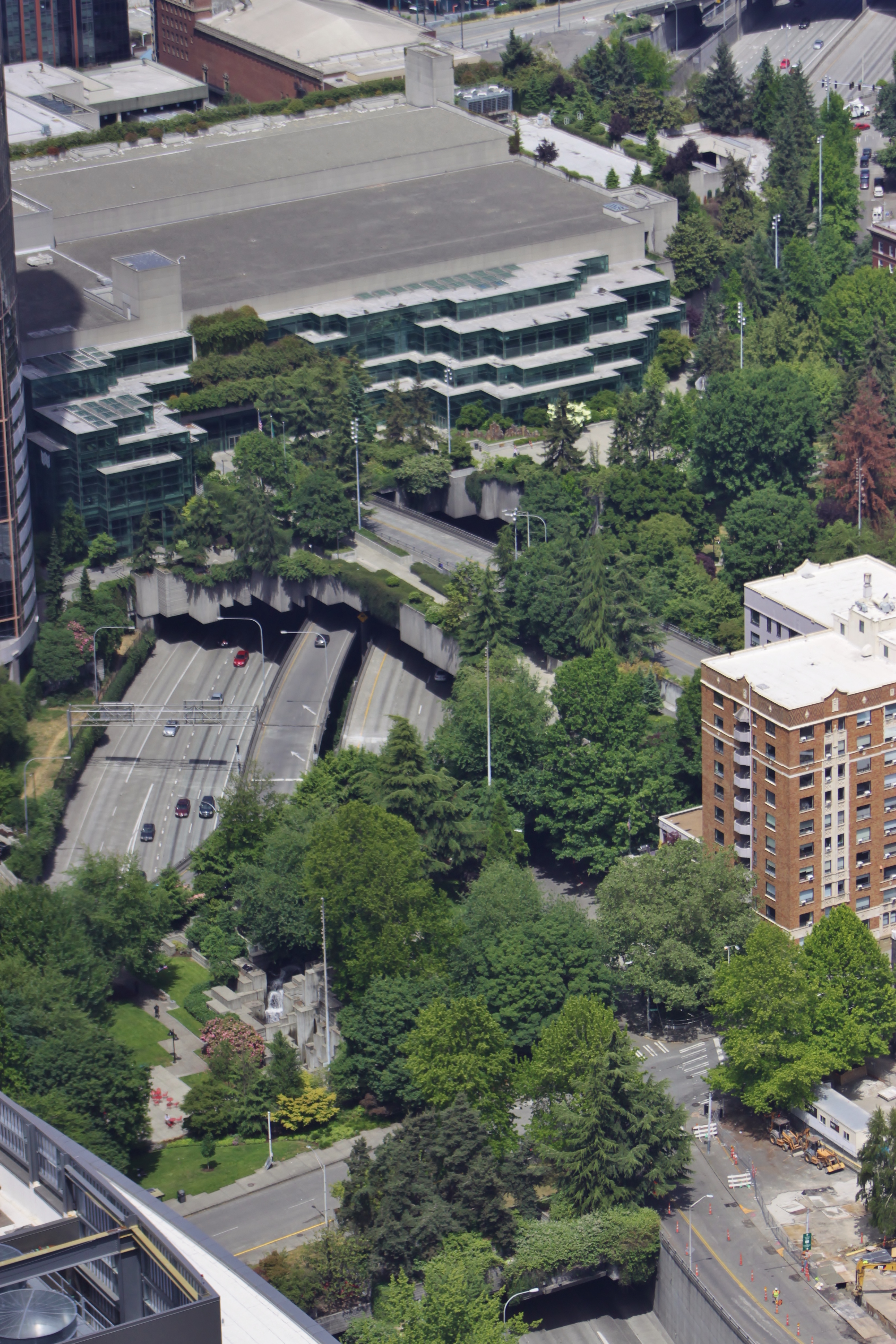 https://upload.wikimedia.org/wikipedia/commons/d/d6/Washington_State_Convention_Center_and_Freeway_Park_from_Columbia_Center.jpg