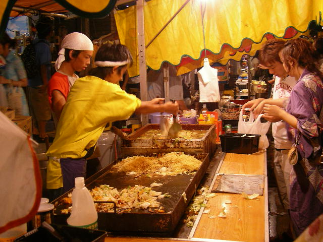 File:Yakisoba yatai (Fried noodle stall).jpg