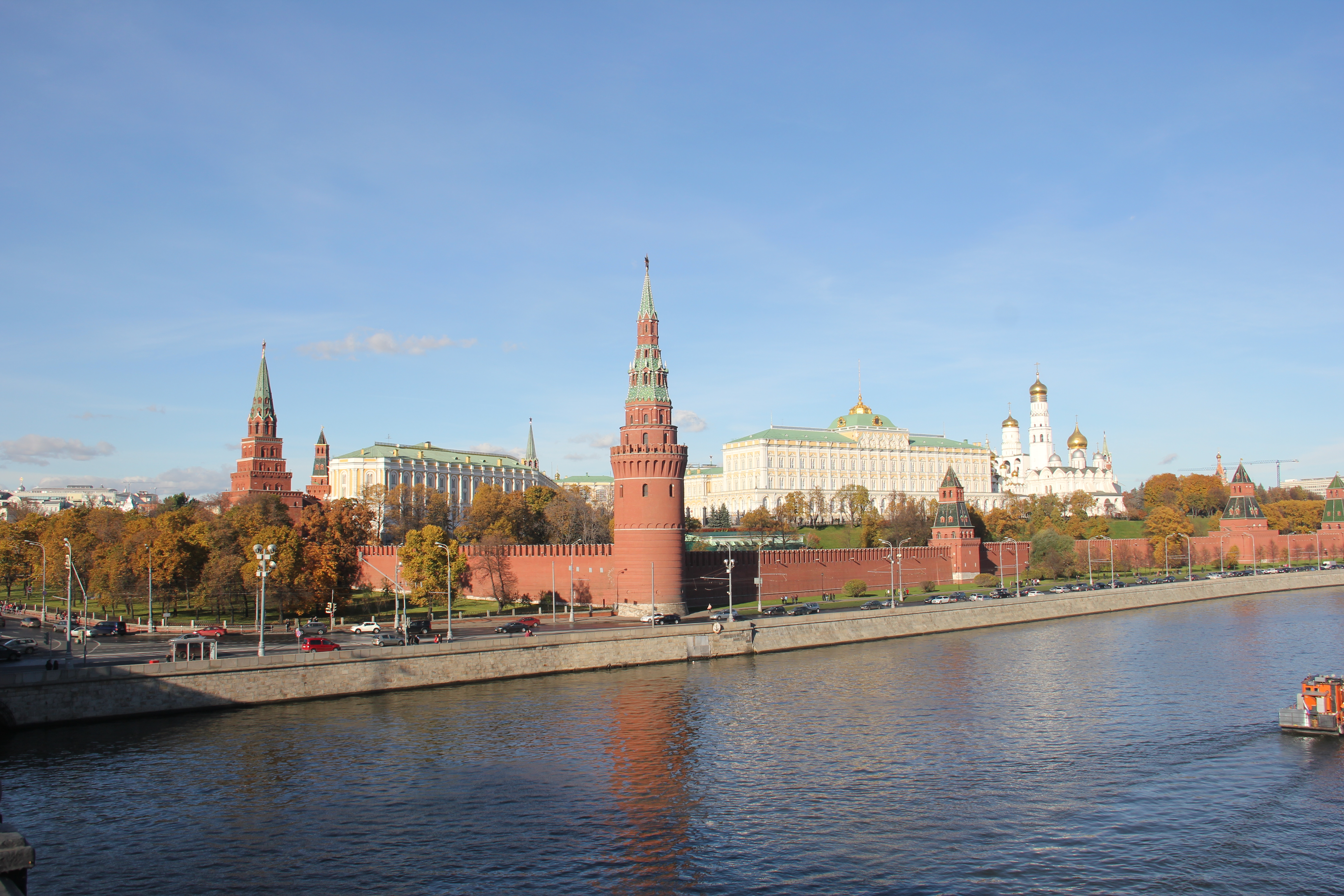 Фото википедия. Вид на Кремль с Москва реки. Вид Московского Кремля со стороны Москвы реки. Кремль со стороны реки. Вид на Кремль со стороны реки.