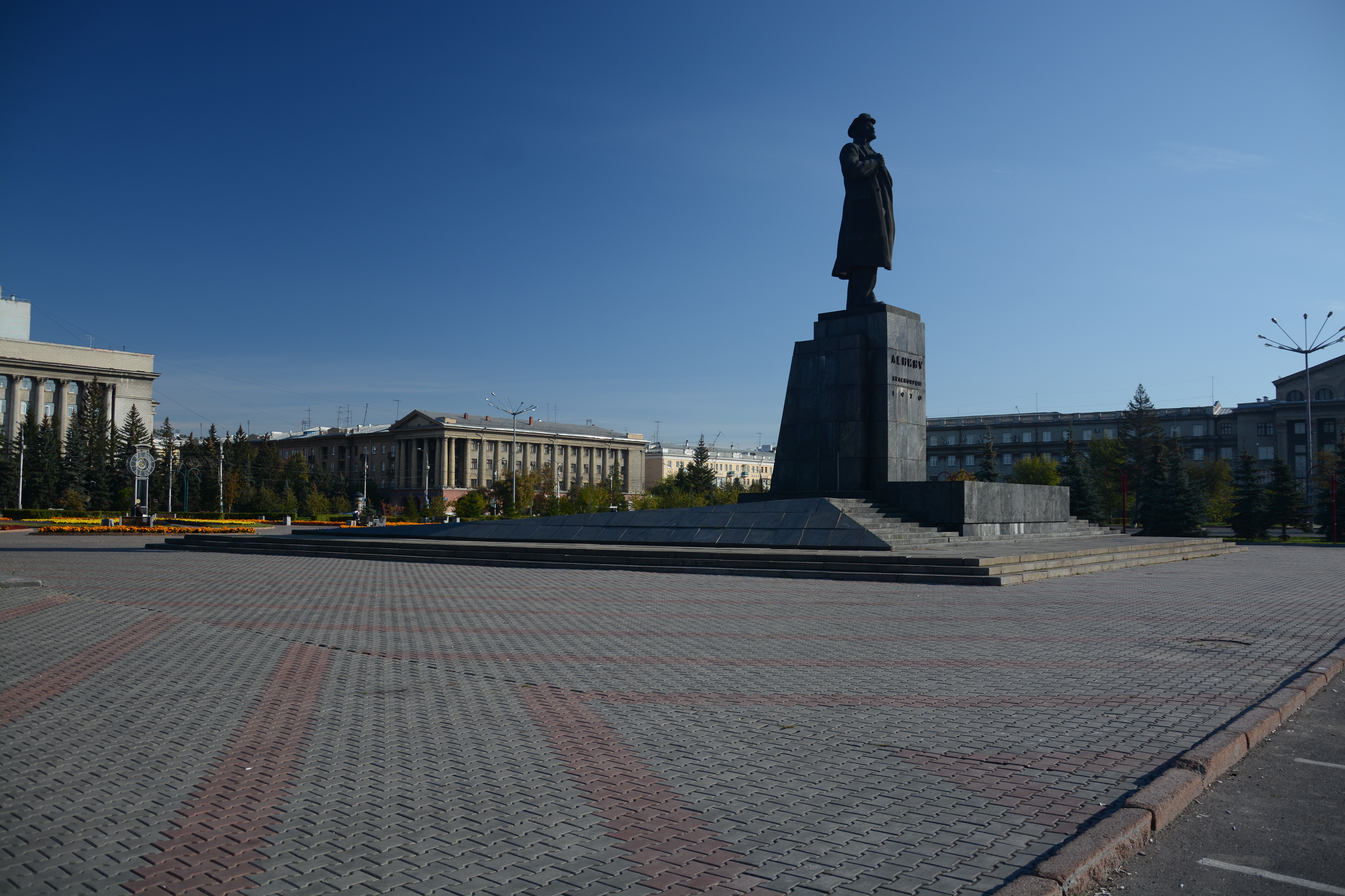 Памятник ленину в челябинске на площади революции фото