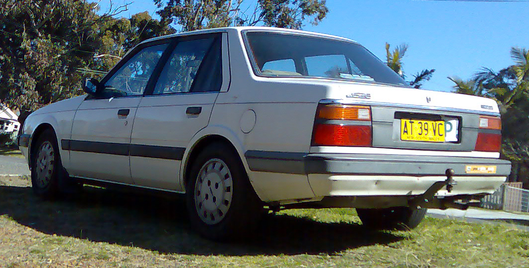 File:1985 Mazda 626 (GC Series 2) Super Deluxe sedan (2008-08-12 