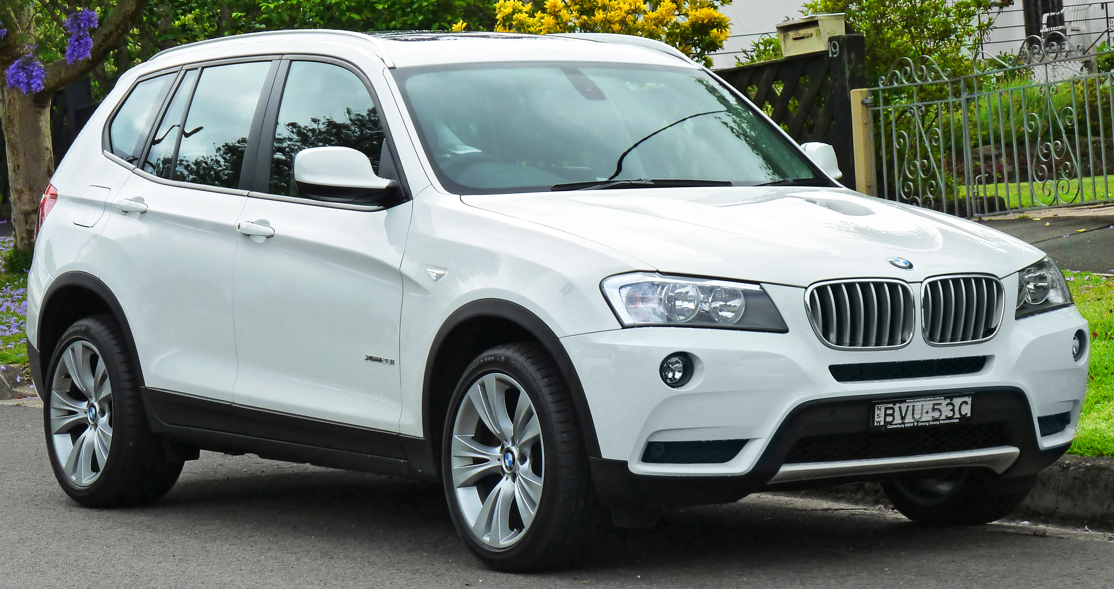 ファイル:2011 BMW X3 (F25) xDrive28i wagon (2011-11-18) 01.jpg