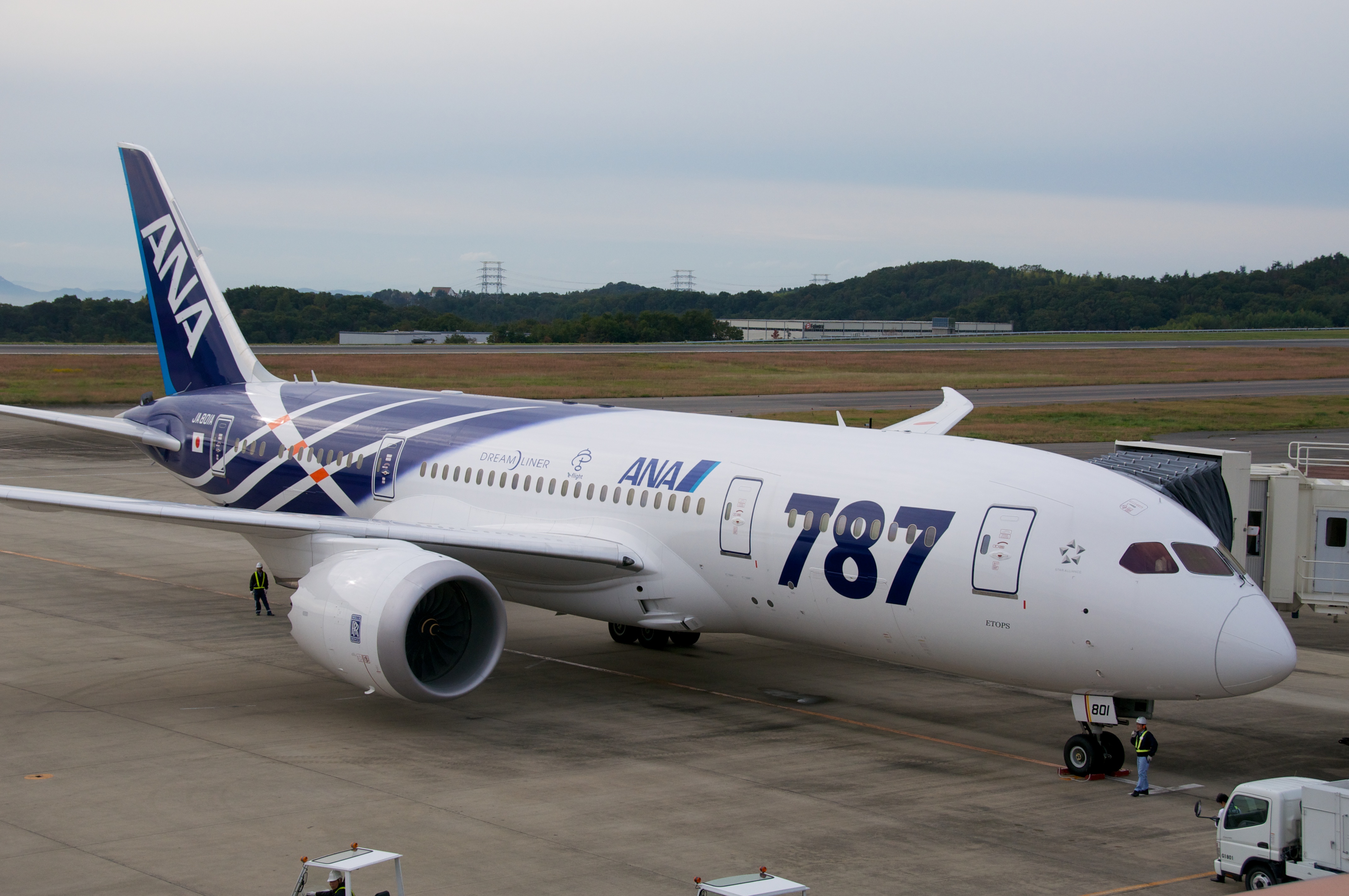 File:ANA Boeing 787-8 JA801A at the gate (6333387535) (3).jpg 