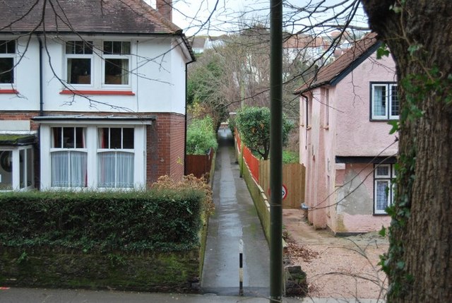 File:Alleyway - Laura Grove to Oldway Road - geograph.org.uk - 1083872.jpg