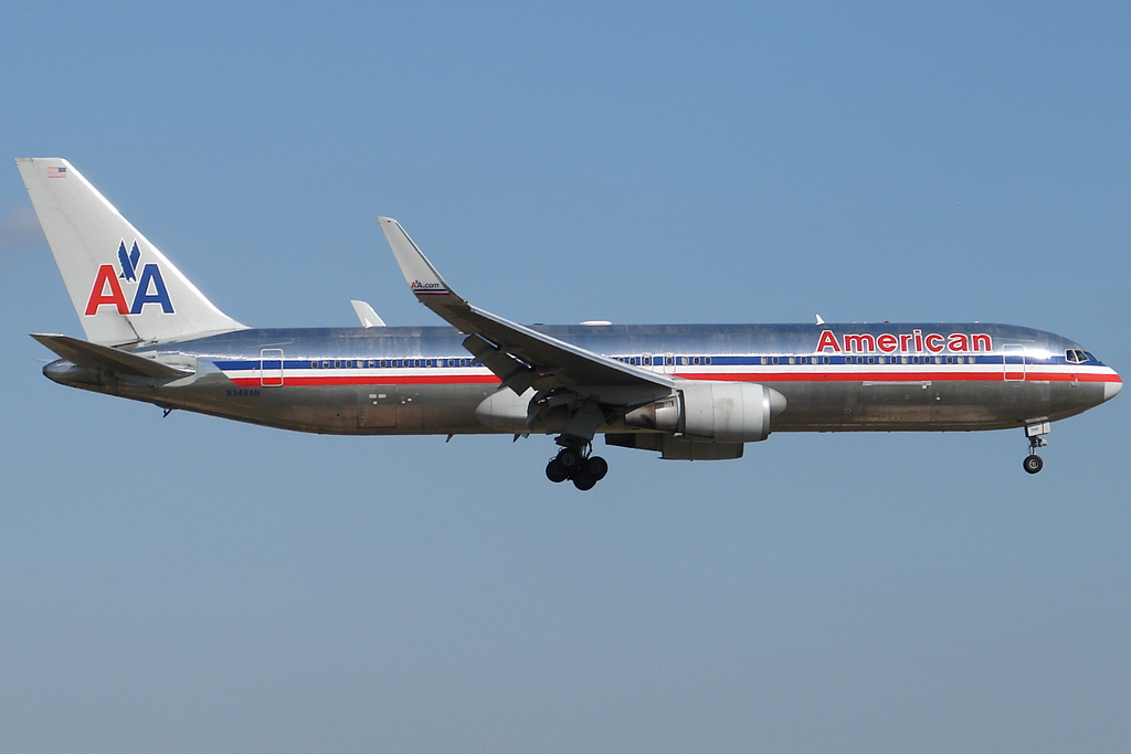 American Airlines Boeing 767-300ER (N348AN) (10363528424).jpg