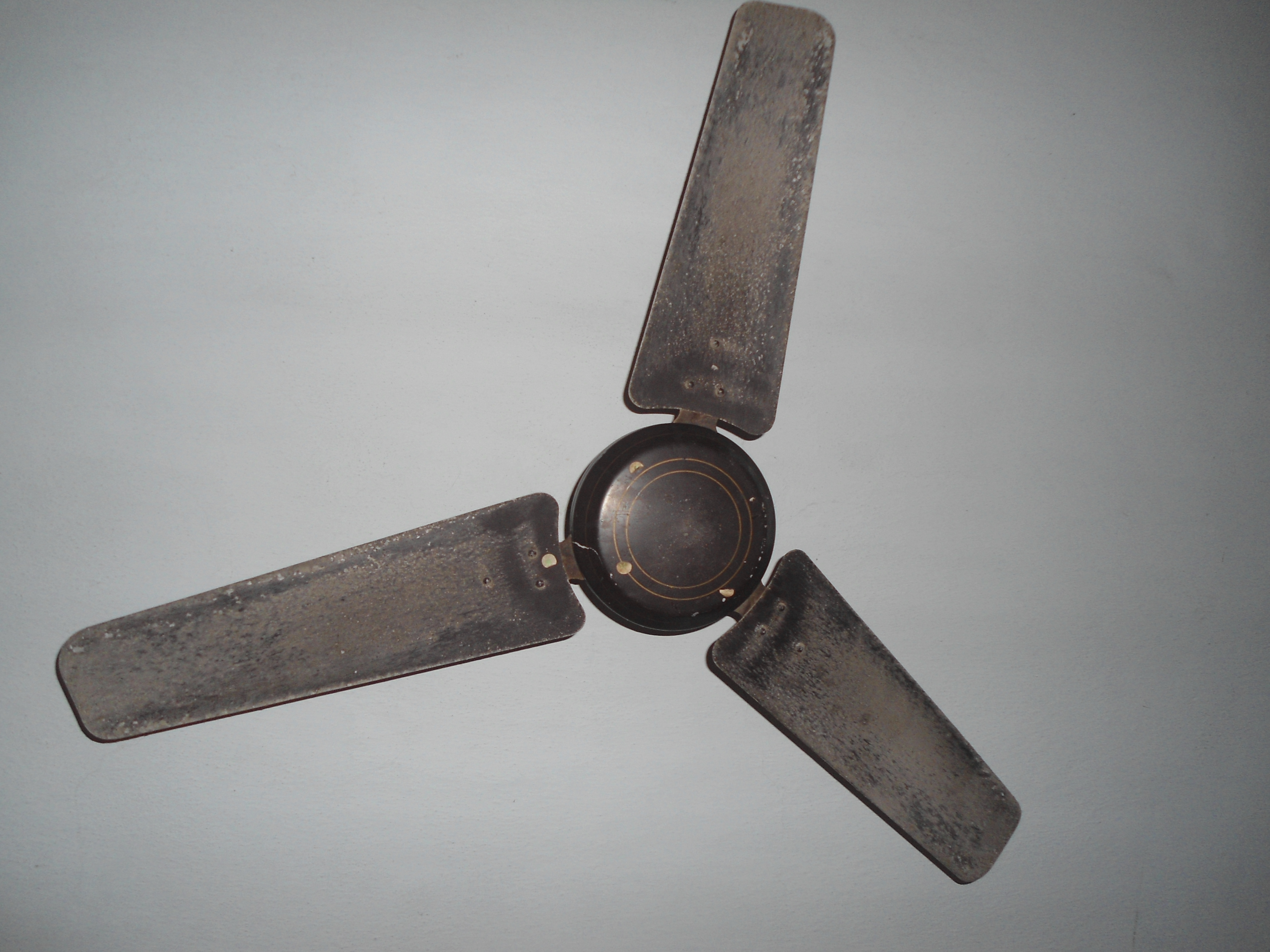 File An Old Model Three Blade Ceiling Fan Jpg Wikimedia