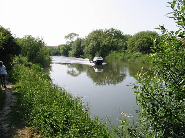 Boat speeding downstream on the Stour - geograph.org.uk - 462375