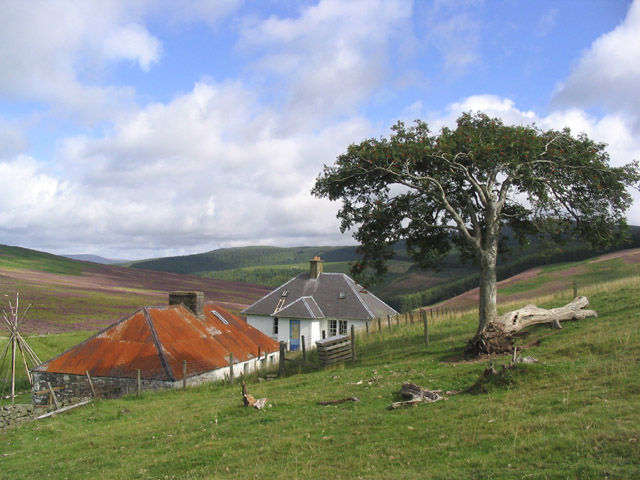 File:Buildings at Glengaber - geograph.org.uk - 226961.jpg