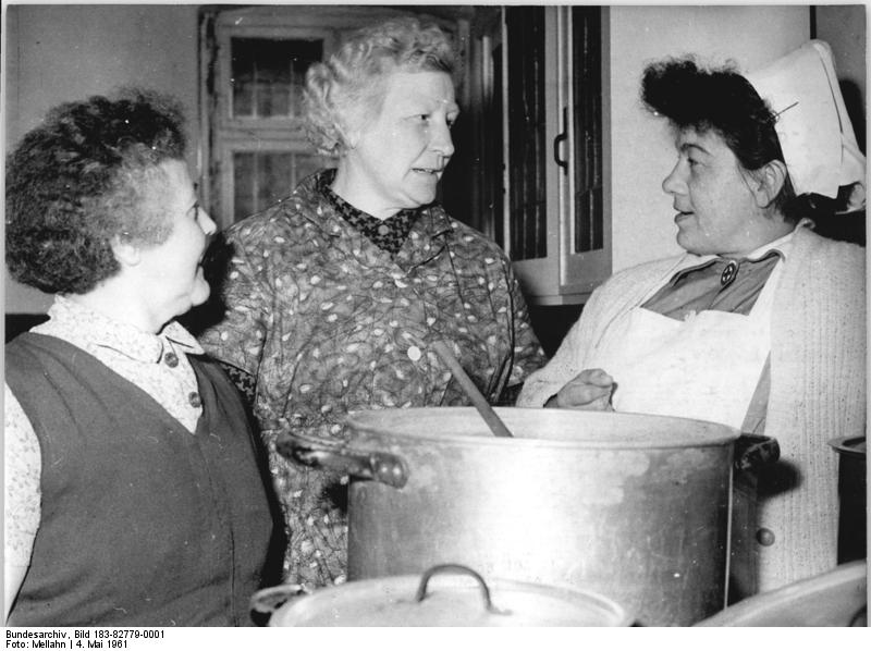 File:Bundesarchiv Bild 183-82779-0001, Grieben, DFD-Mittagessen für Kinder.jpg