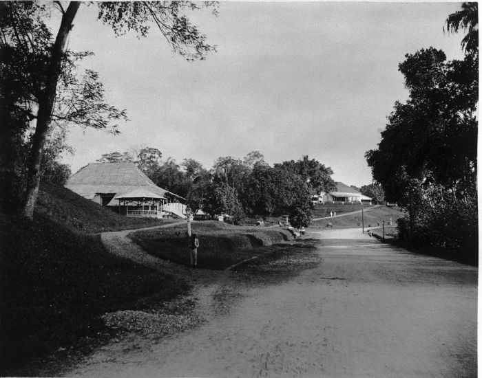 File:COLLECTIE TROPENMUSEUM De sociëteit en andere gebouwen te Fort de Kock Sumatra`s Westkust TMnr 60003536.jpg