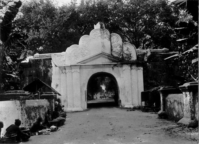 File:COLLECTIE TROPENMUSEUM Vrouwen met koopwaar langs de weg die leidt naar de poort van de kraton in Jogjakarta. TMnr 60007923.jpg