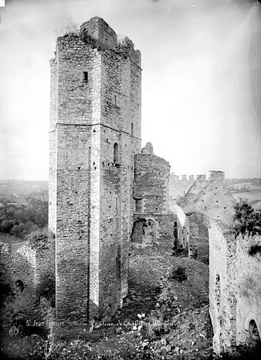 File:Château de Chalusset (ruines) - Donjon - Saint-Jean-Ligoure - Médiathèque de l'architecture et du patrimoine - APMH00002761.jpg