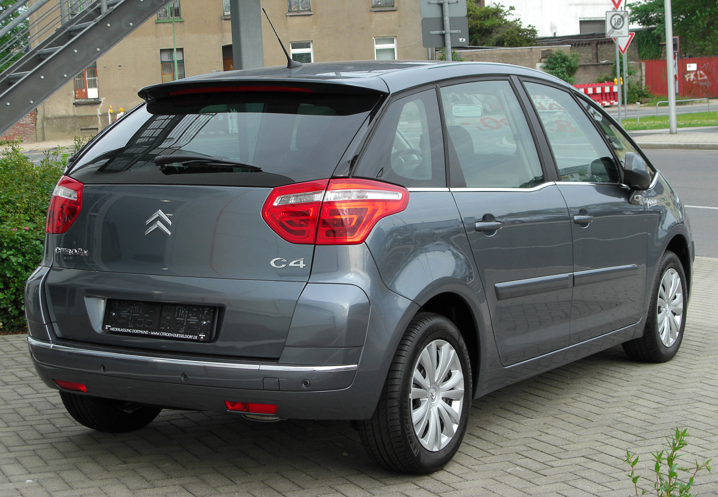 File:Citroën C4 Picasso rear 20100529.jpg - Wikimedia Commons