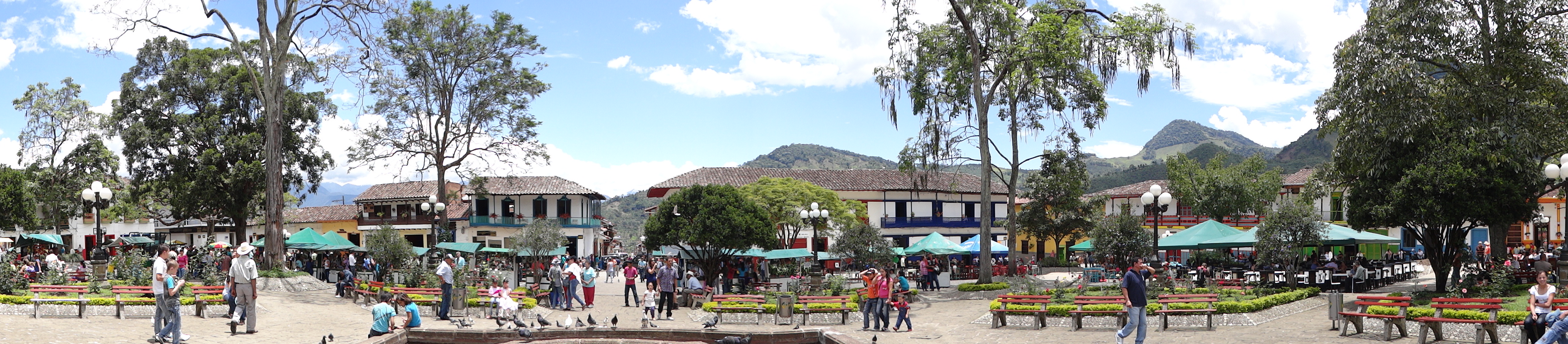 Conjunto de la Plaza Principal del Municipio el Jardín. Colombia.JPG