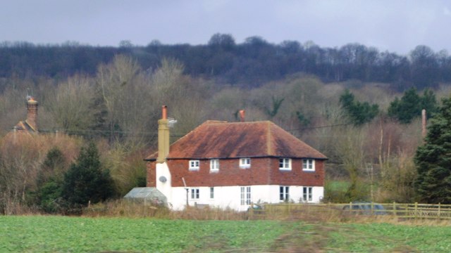 File:Cottage, Bilting - geograph.org.uk - 5158356.jpg