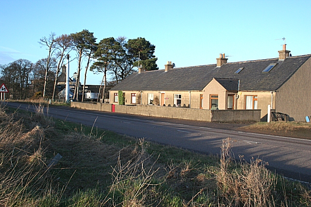 File:Cottages at Longmorn - geograph.org.uk - 1190811.jpg