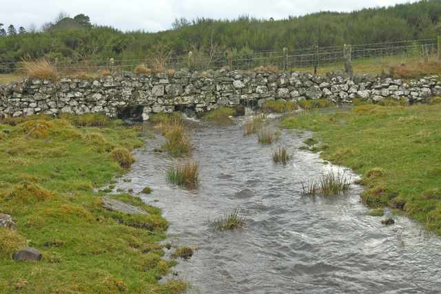 File:Dry Stane Dyke-Culvert - geograph.org.uk - 756442.jpg