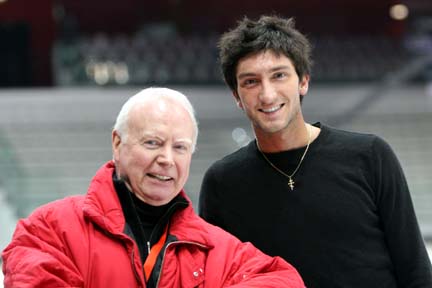 Archivo:Evan Lysacek and Frank Carroll 2007-2008 GPF.jpg