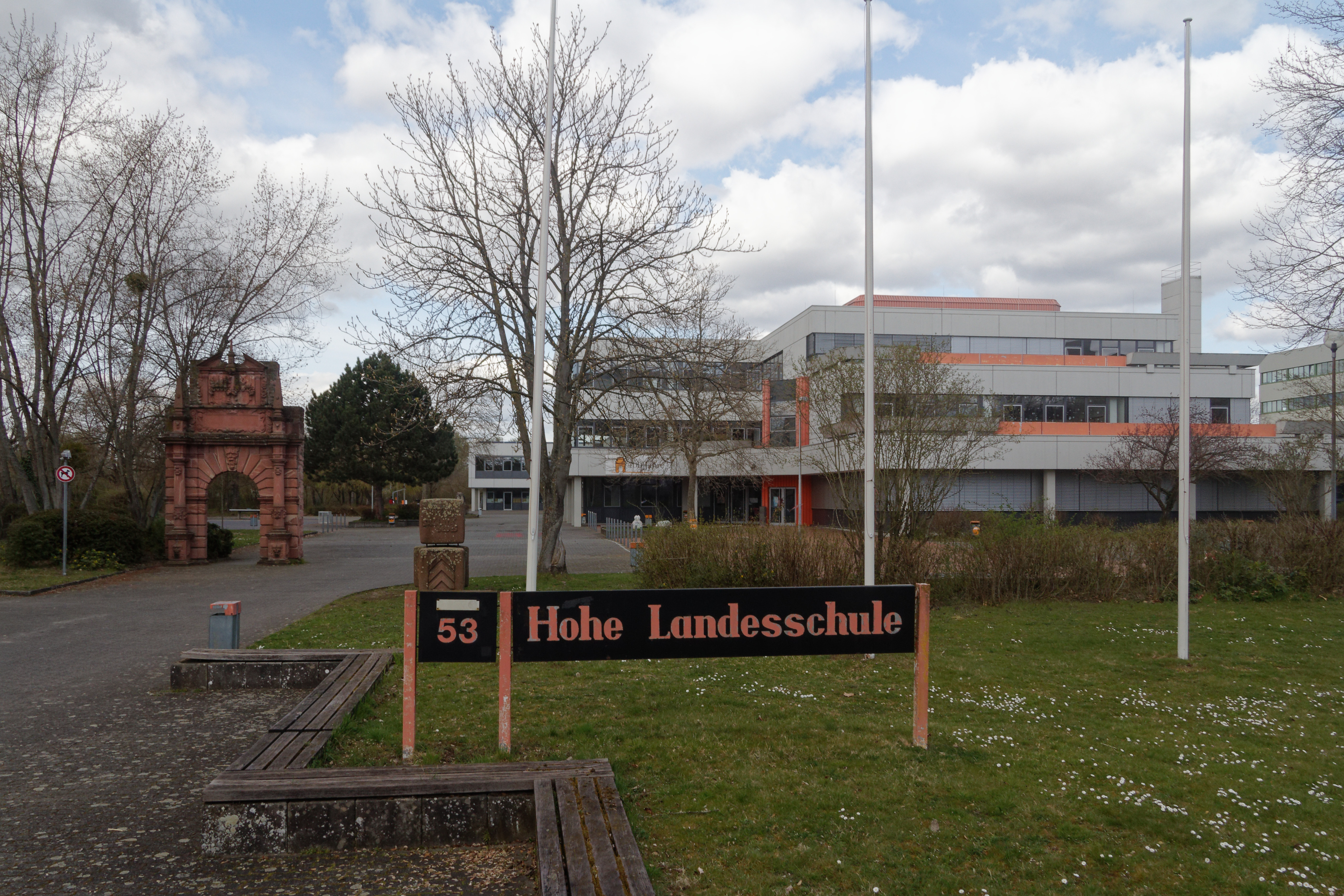 Gymnasium Hohe Landesschule in Hanau; links steht das Portal des ersten Schulgebäudes aus dem Jahr 1...