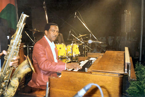 Jazz organist Jimmy Smith at a show in Italy in 1994; the sax and drumkit of the other trio members can be seen in this picture.