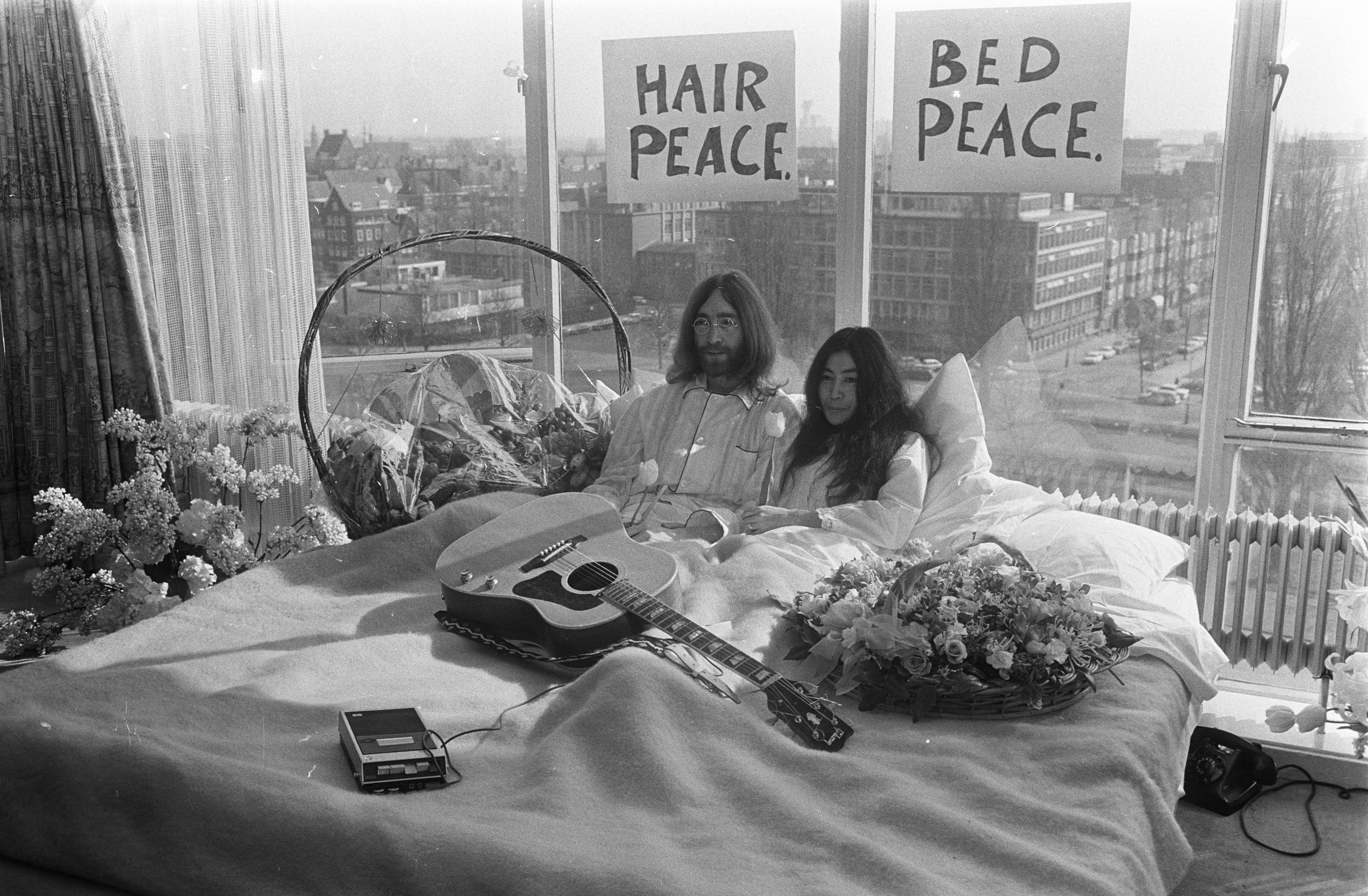 John Lennon en zijn echtgenote Yoko Ono op huwelijksreis in Amsterdam. John Lenn, Bestanddeelnr 922-2302.jpg