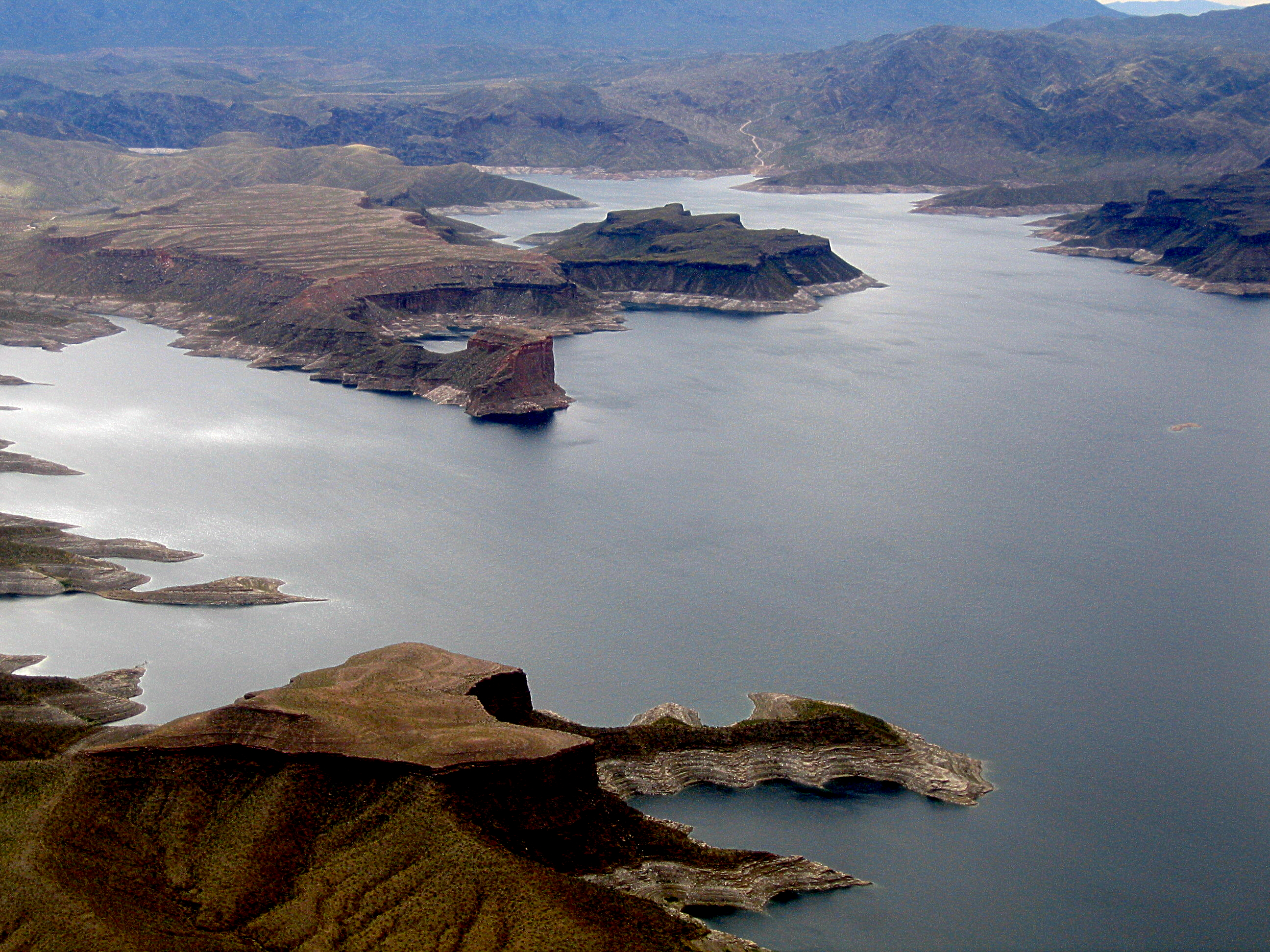 Водохранилища америки. Mead Lake обмелело. Озеро МИД. Озеро МИД США. Озеро МИД природный национальный парк.