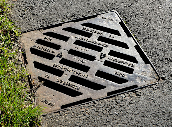 File:NIF (UK) grating cover near Comber - geograph.org.uk - 3729568.jpg