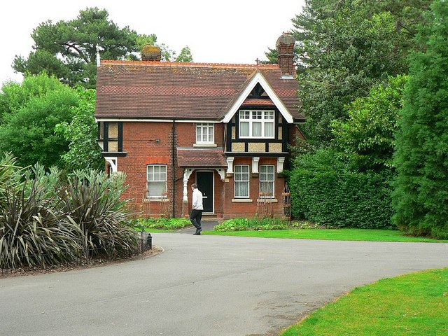 North lodge, Bedford Park - geograph.org.uk - 1395959