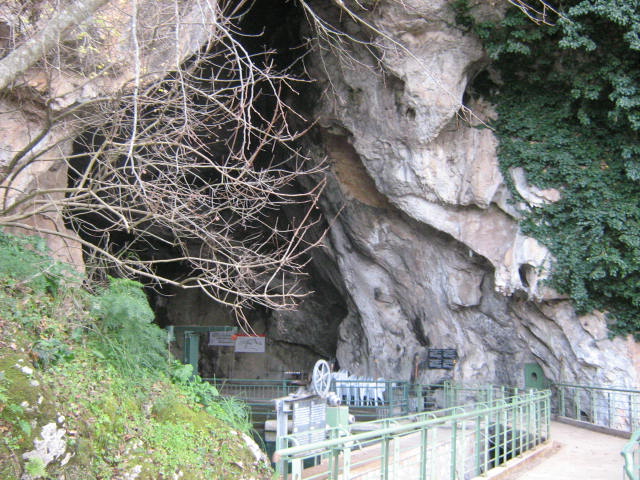 Pertosa Caves