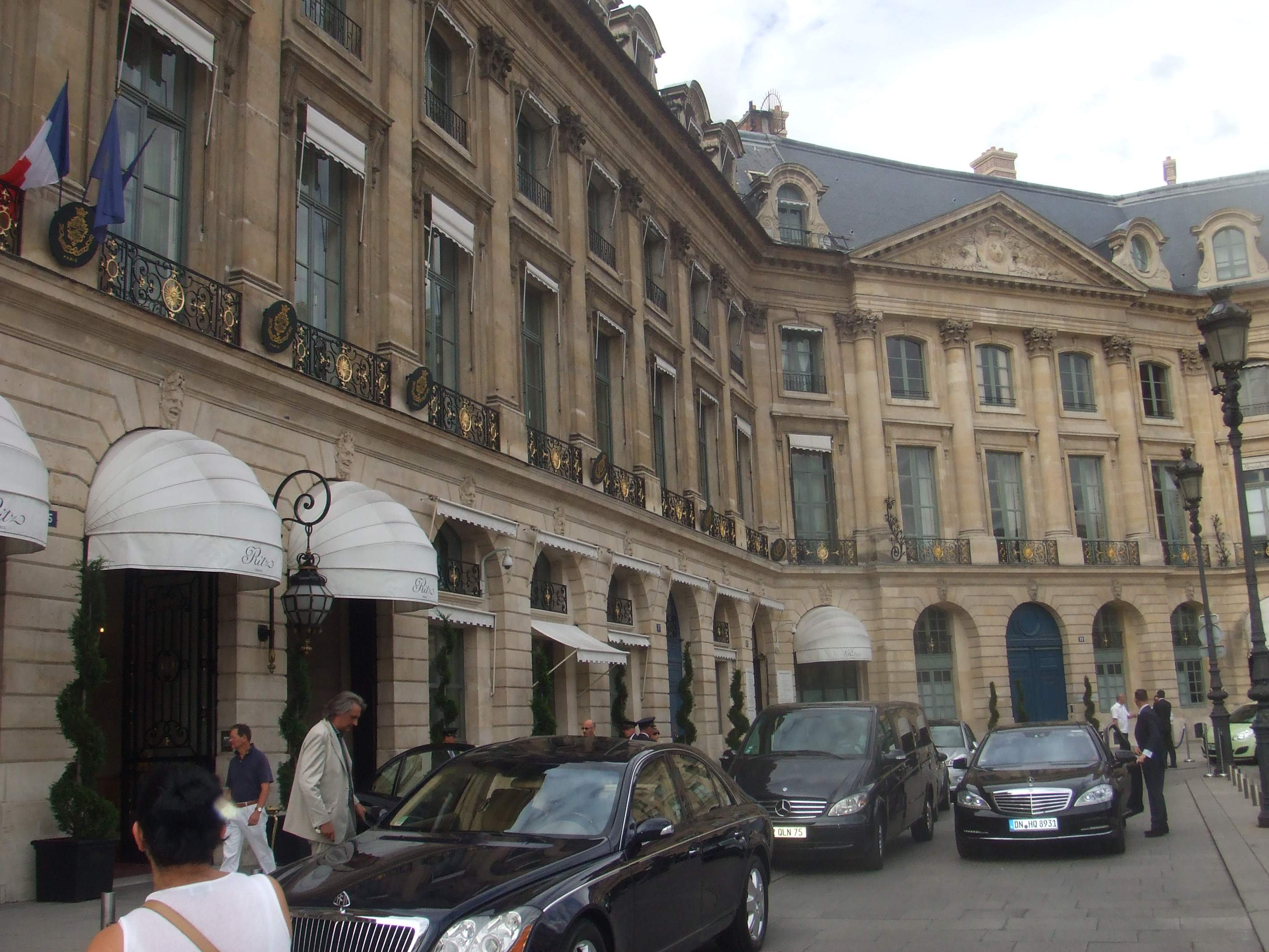 File:Place Vendôme - Hôtel Ritz (Paris).jpg - Wikimedia Commons