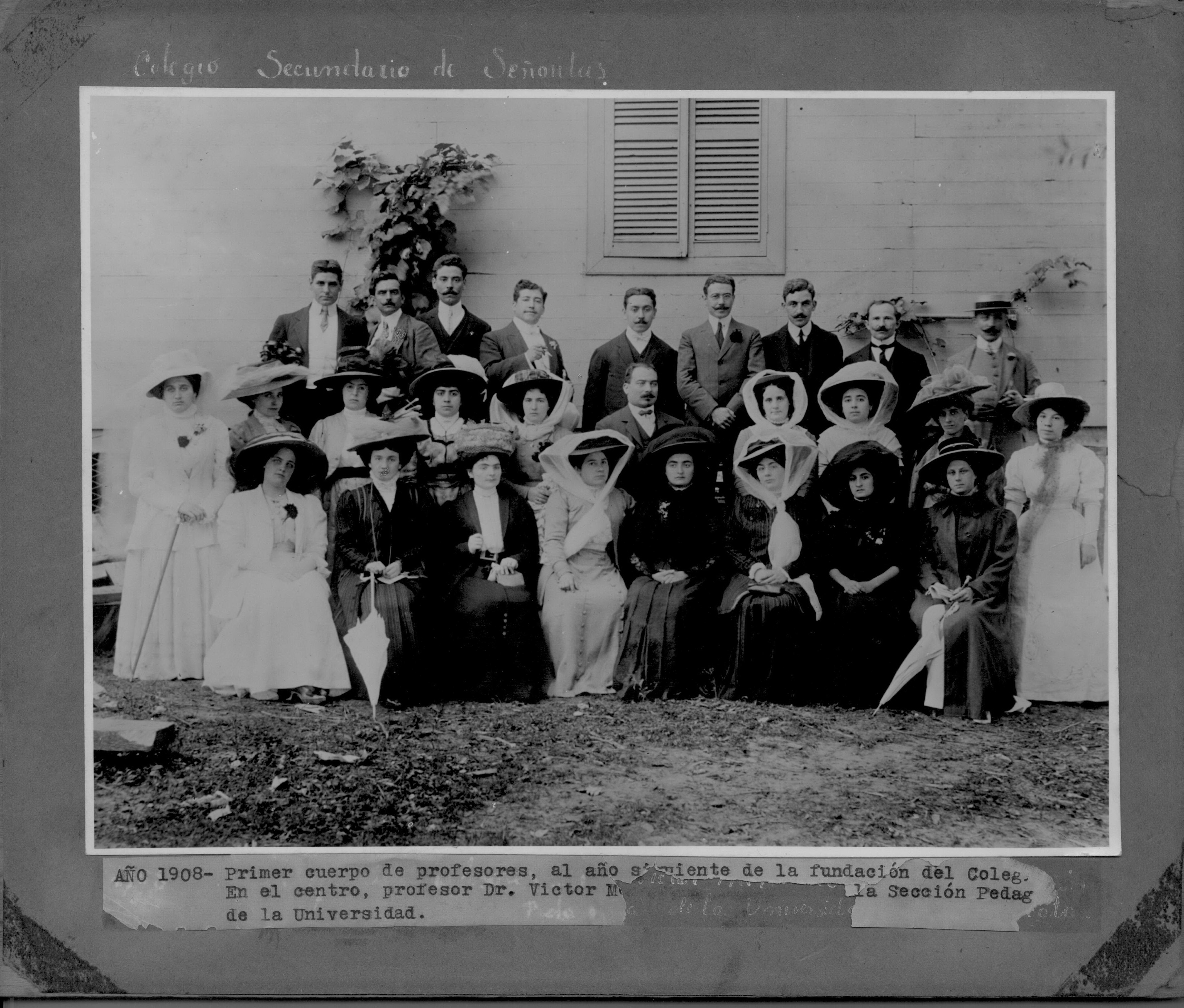 Juana Cortelezzi, en el primer plantel docente del Colegio de señoritas de la UNLP, 1908.