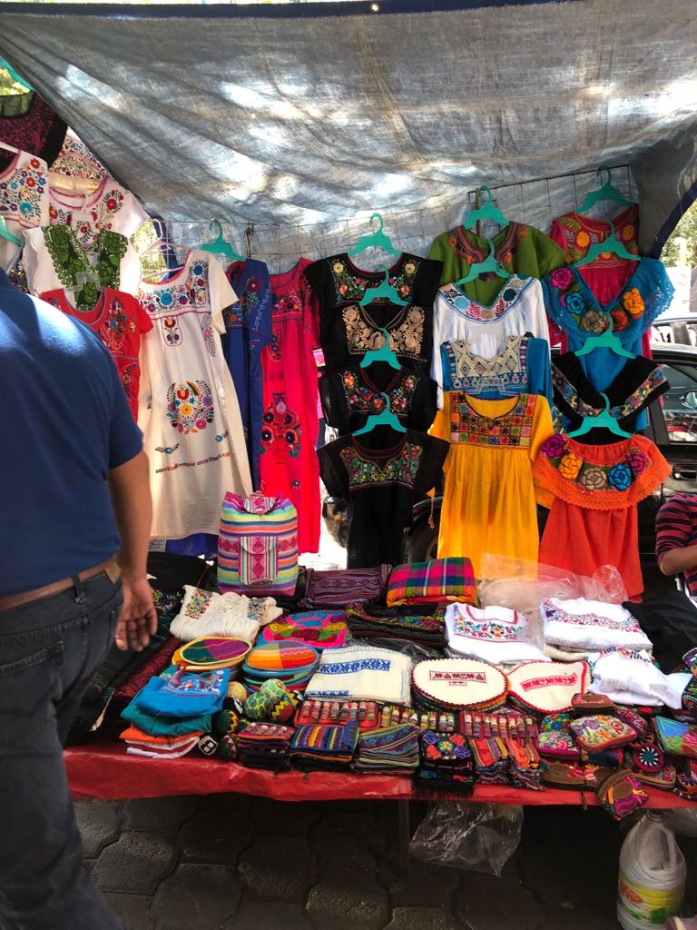 File:Puesto de ropa tradicional mexicana en la zona externa del mercado de  Coyoacá - Wikimedia Commons