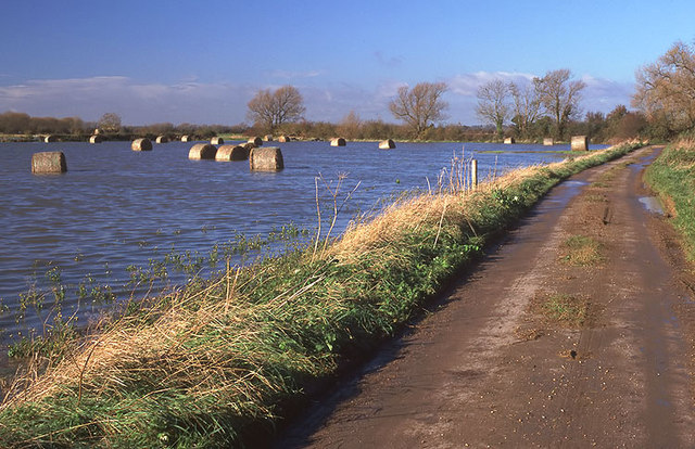 File:Road from Grafton Lock - geograph.org.uk - 342133.jpg