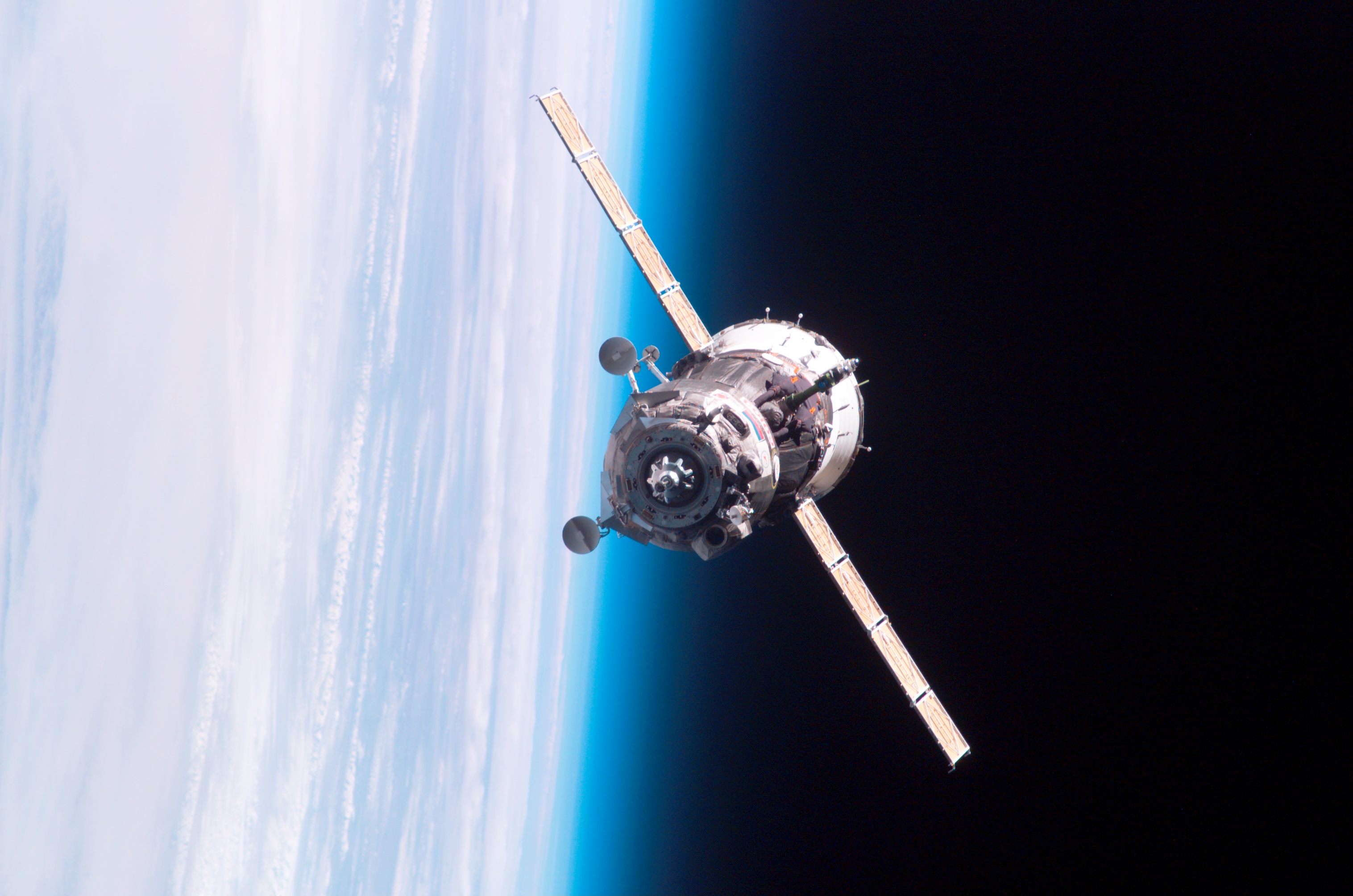 Фото космического корабля в космосе. Спутники Спейс Икс. Военный Спутник «космос-2555. Союз ТМА-6. Космические аппараты.