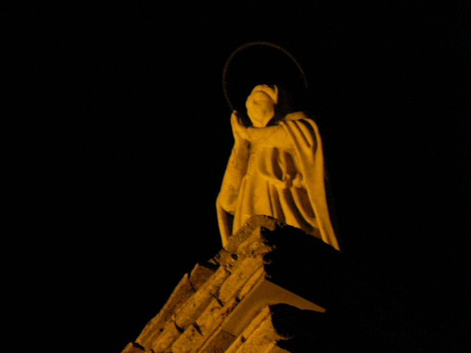 Исчезающая статуя. Атесса. Statue of mother Mary.