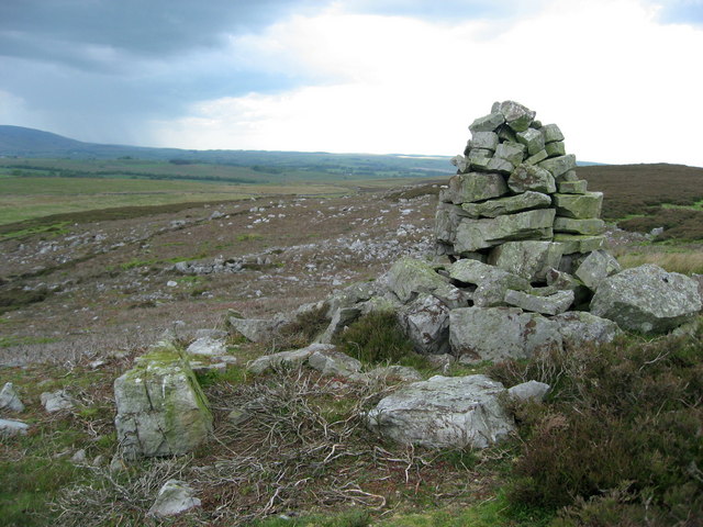 File:The cairn on Cairn Crags - geograph.org.uk - 451827.jpg