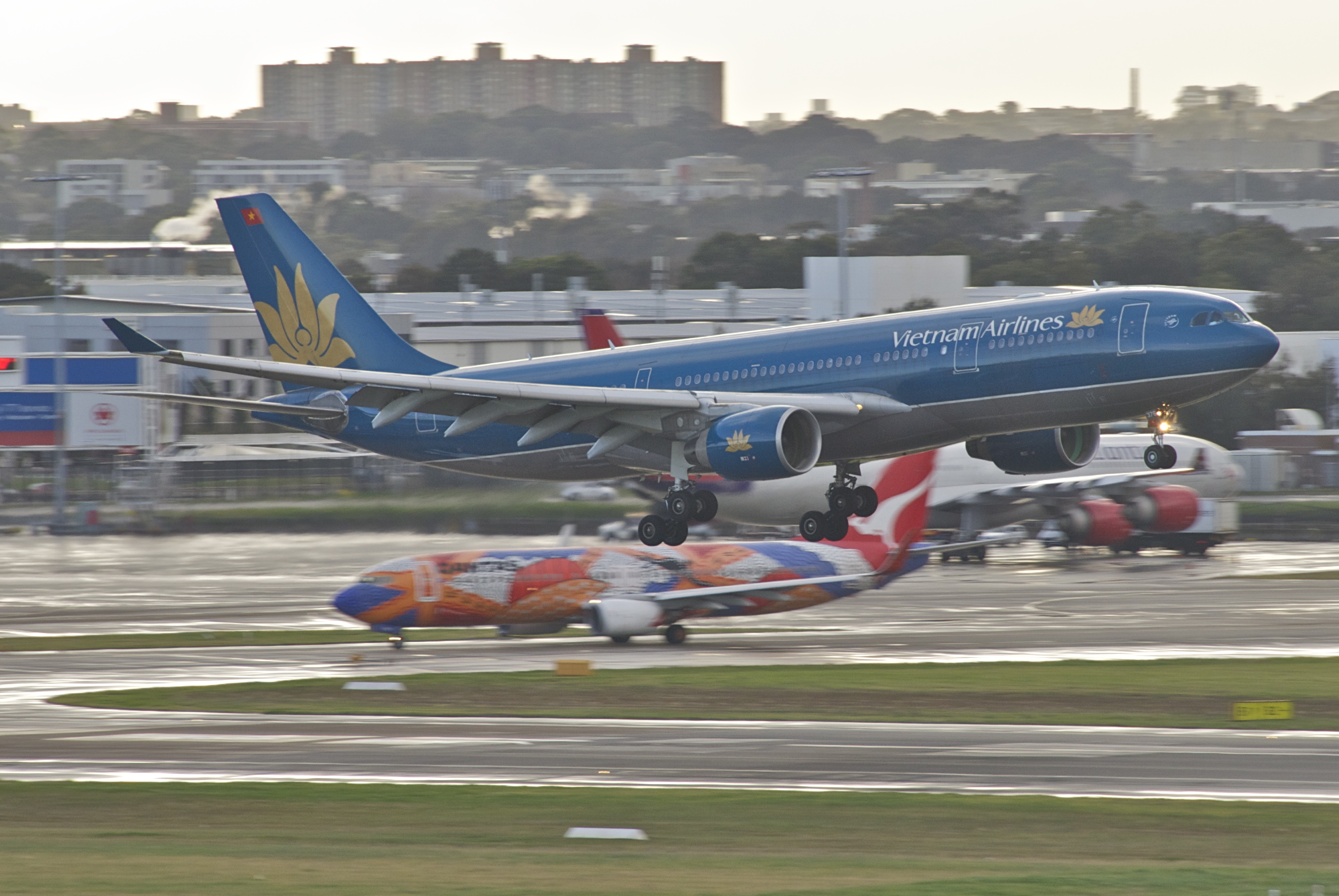 File:Vietnam Airlines Airbus A330-200; VN-A376@SYD;31.07.2012